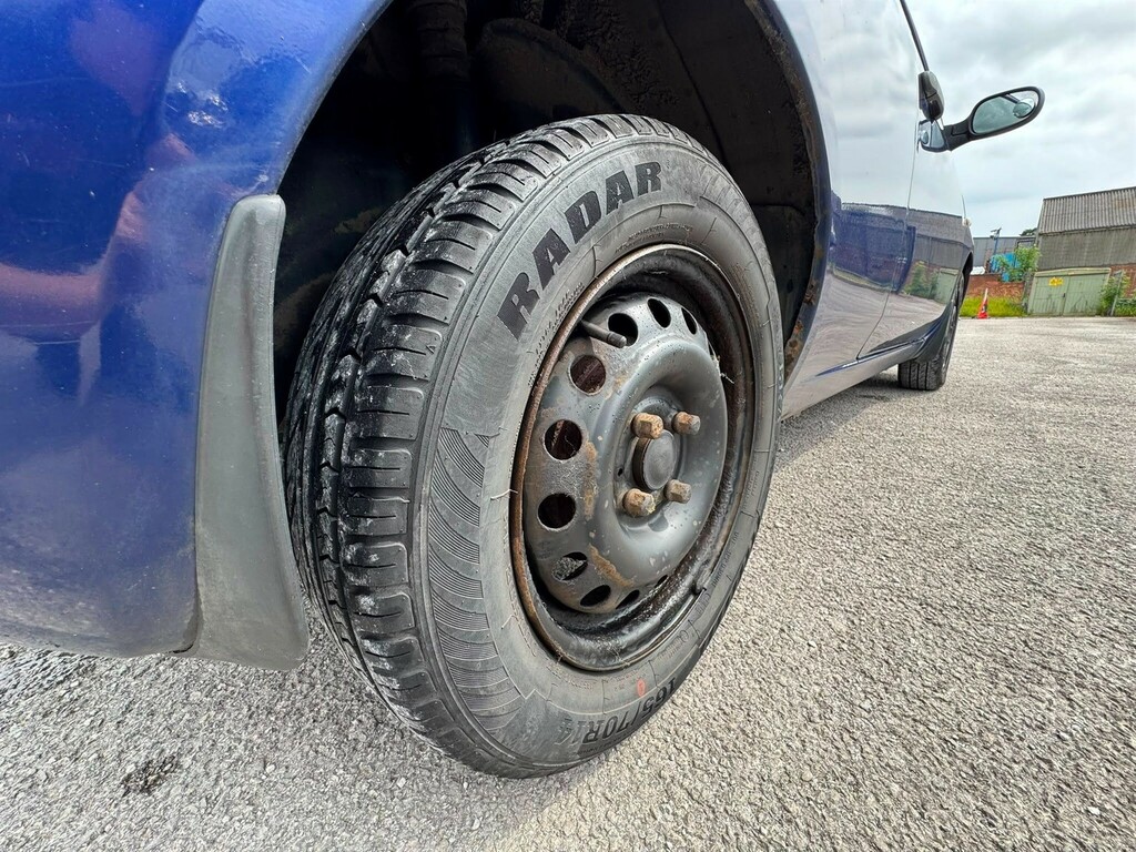 Nissan Micra 1.0 E Silver #17