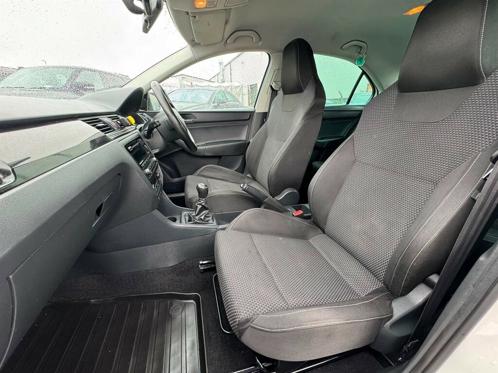 Skoda Rapid Hatchback Silver #30