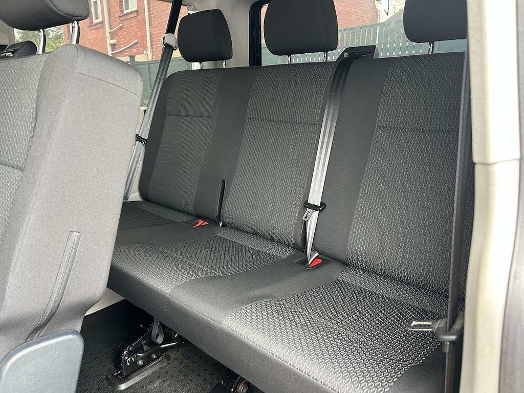 Volkswagen Transporter Shuttle Tdi S Green #2