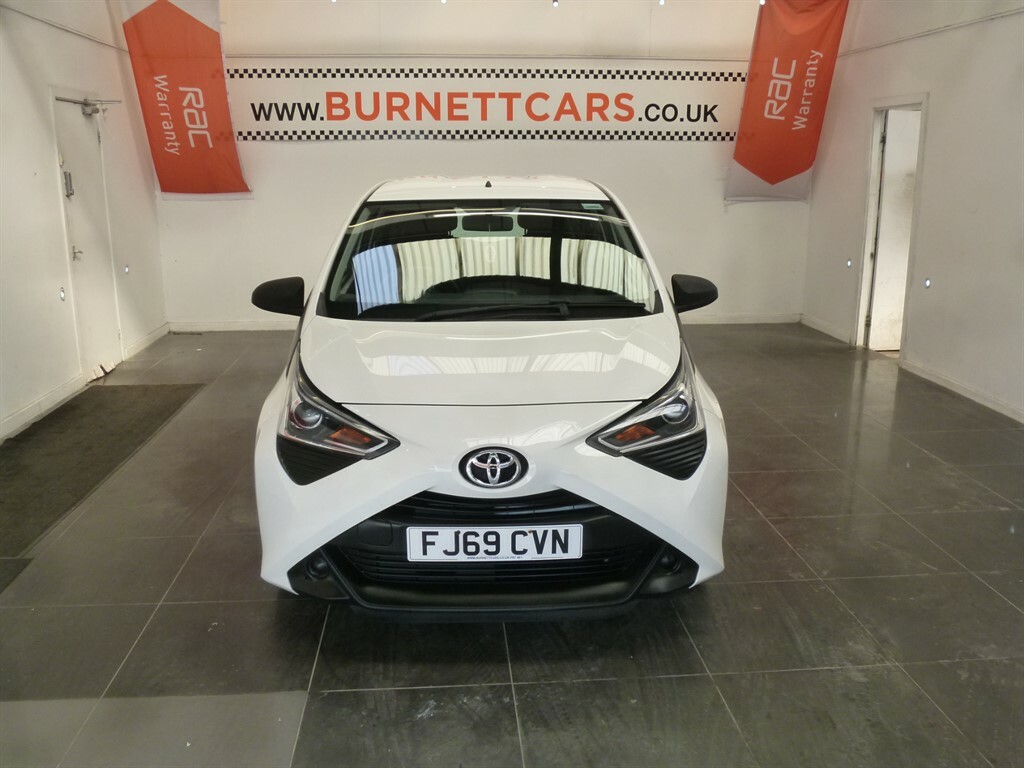 Toyota Aygo Vvt-i X FJ69CVN White #3