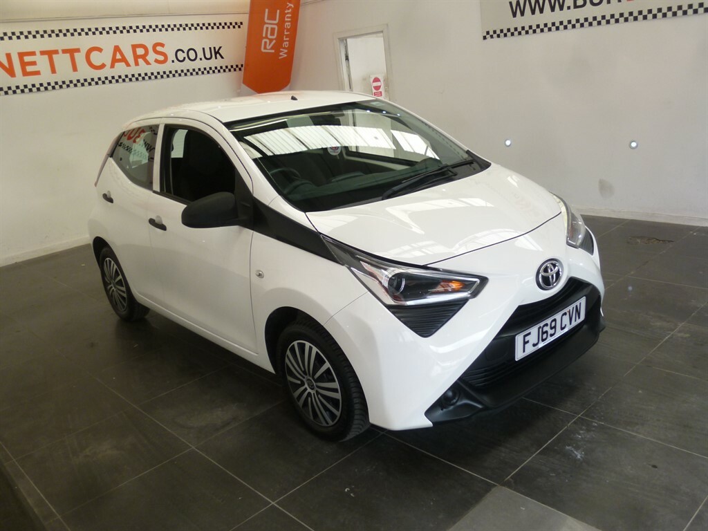 Toyota Aygo Vvt-i X FJ69CVN White #2