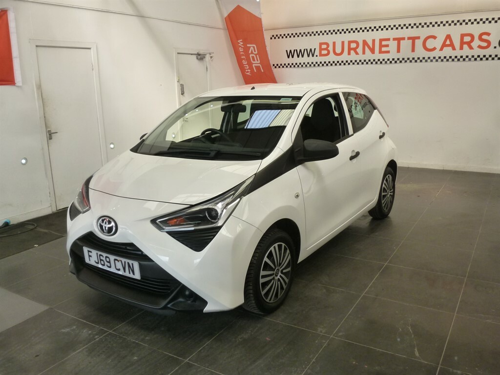 Toyota Aygo Vvt-i X FJ69CVN White #4