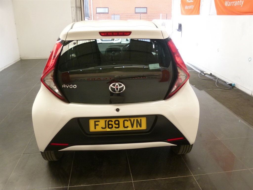 Toyota Aygo Vvt-i X FJ69CVN White #6