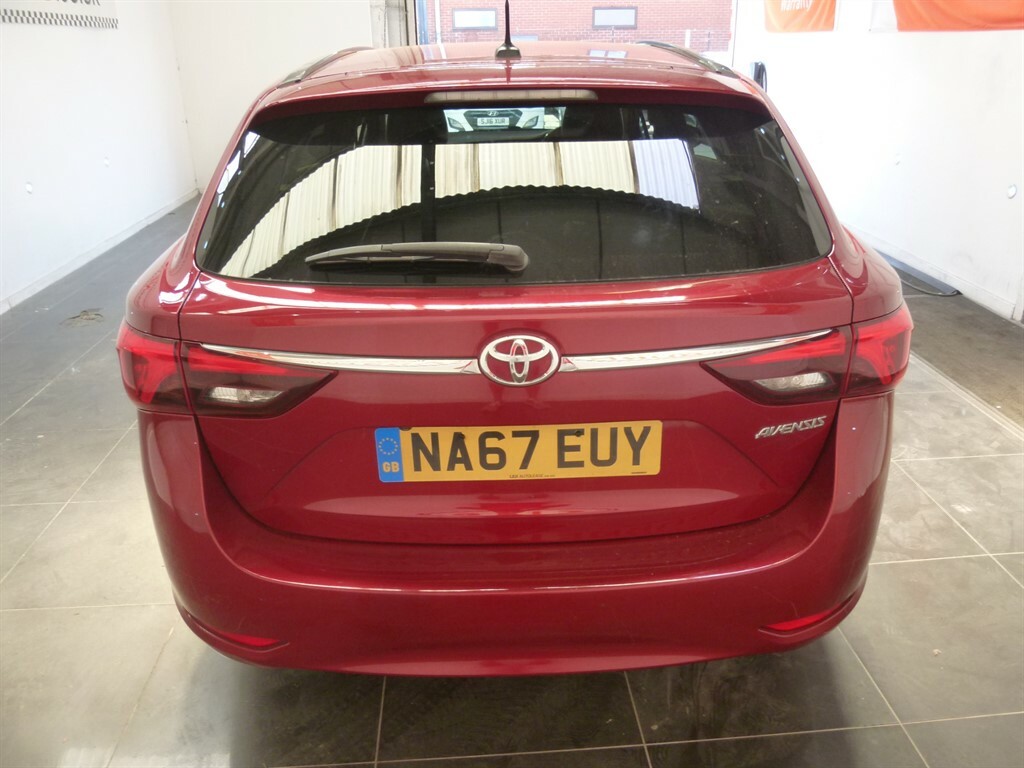 Toyota Avensis D-4d Excel Red #4