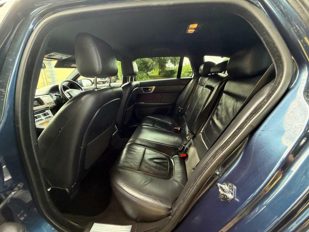 Jaguar XF Estate 2.2 Silver #12
