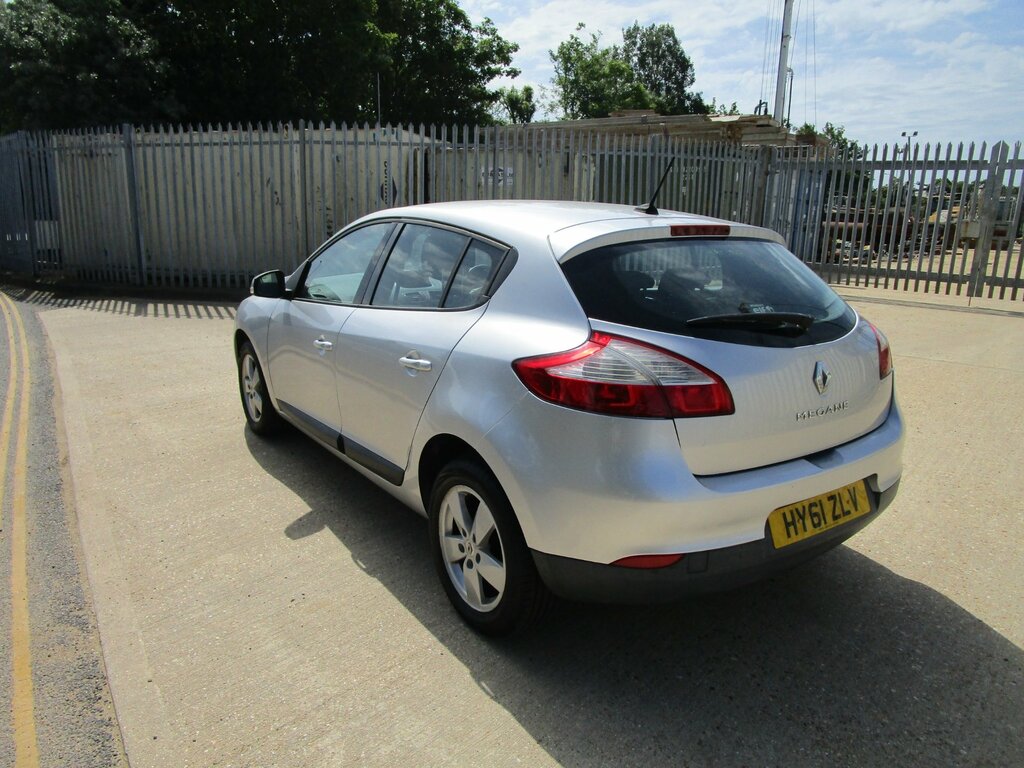 Renault Megane 1.6 16V Dynamique Tomtom Hatchback Manu Silver #2