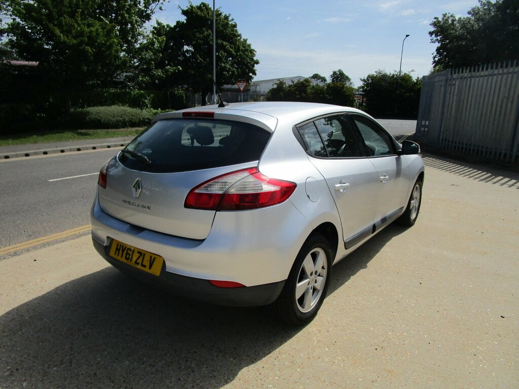 Renault Megane 1.6 16V Dynamique Tomtom Hatchback Manu Silver #4