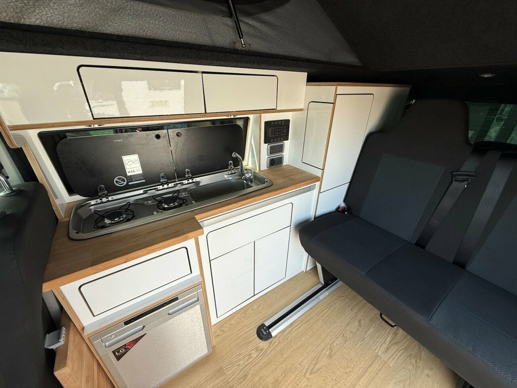 Volkswagen Transporter 2L Highline Red #4