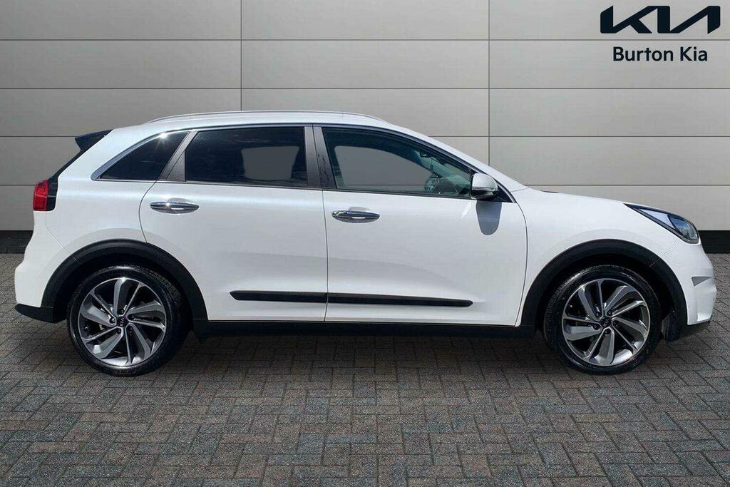 Kia Niro Suv White #3