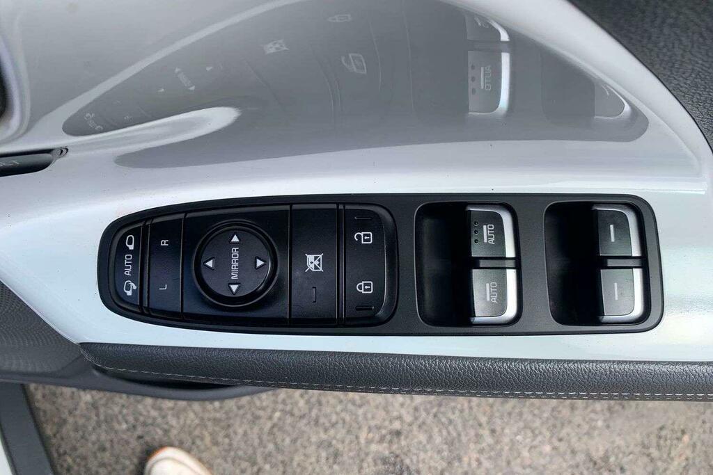 Kia Niro Suv White #18