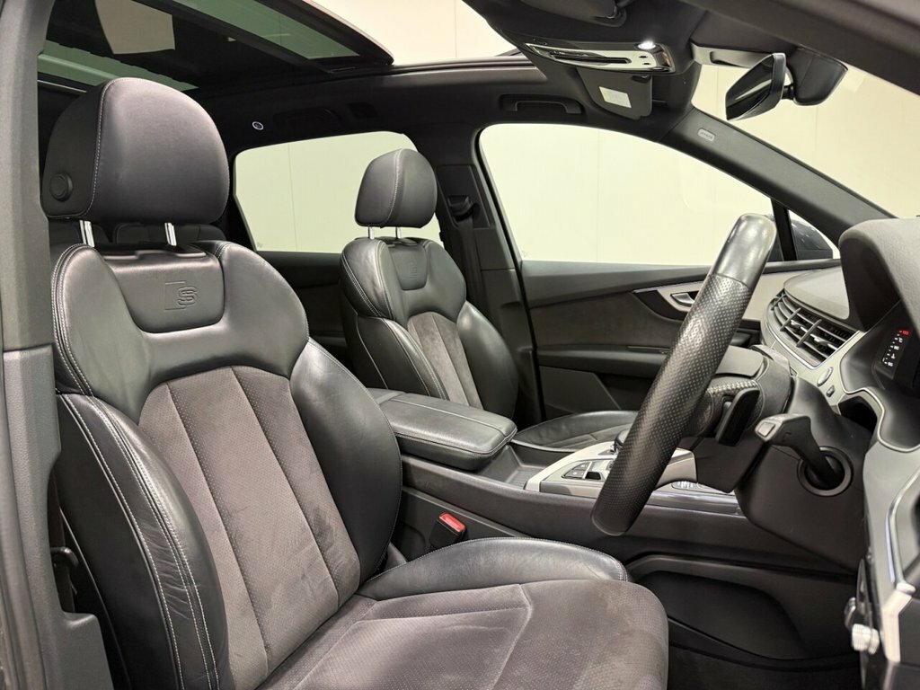 Audi Q7 2018 67 Black #25