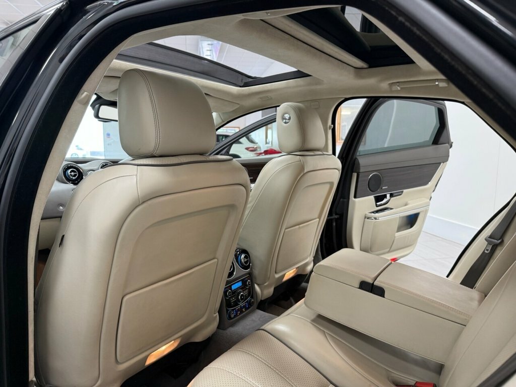 Jaguar XJ D V6 Portfolio Silver #20
