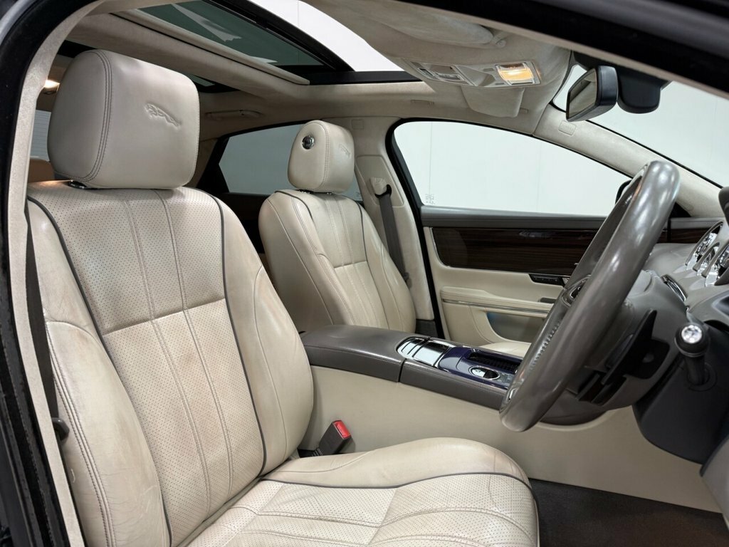 Jaguar XJ D V6 Portfolio Silver #17