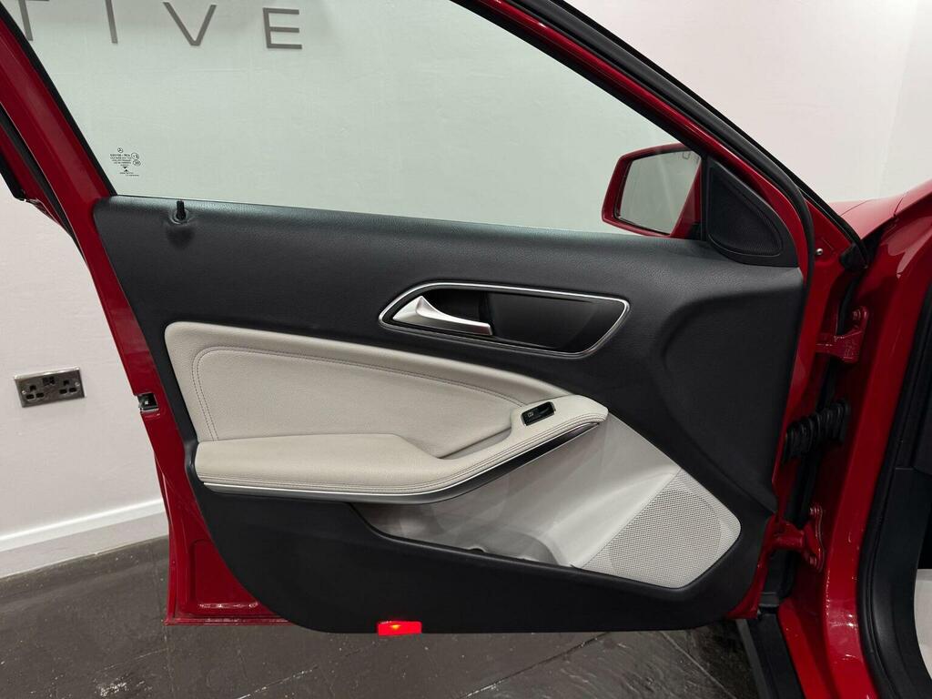 Mercedes-Benz GLA Class Gla200d Se Suv Black #40