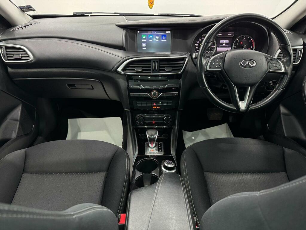 Infiniti Q30 Hatchback White #31