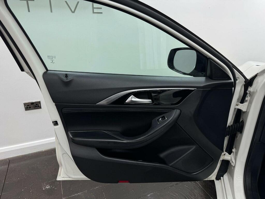 Infiniti Q30 Hatchback White #36