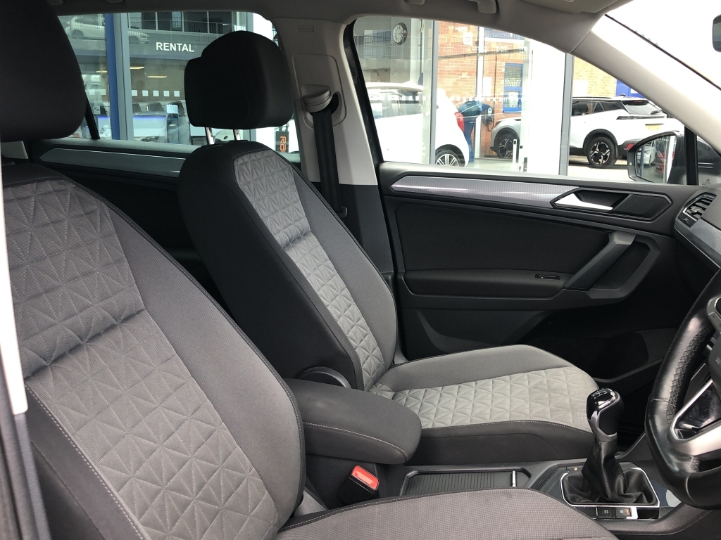 Volkswagen Tiguan Estate 1.5 Life Tsi CK22YMC Grey #4