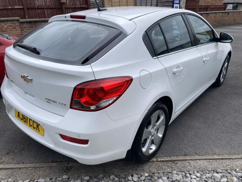 Chevrolet Cruze Hatchback AJ61CCK White #2