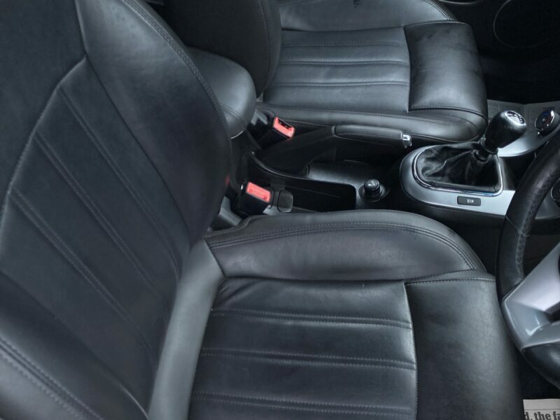 Chevrolet Cruze Hatchback AJ61CCK White #4