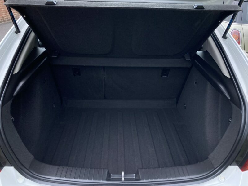Chevrolet Cruze Hatchback AJ61CCK White #3