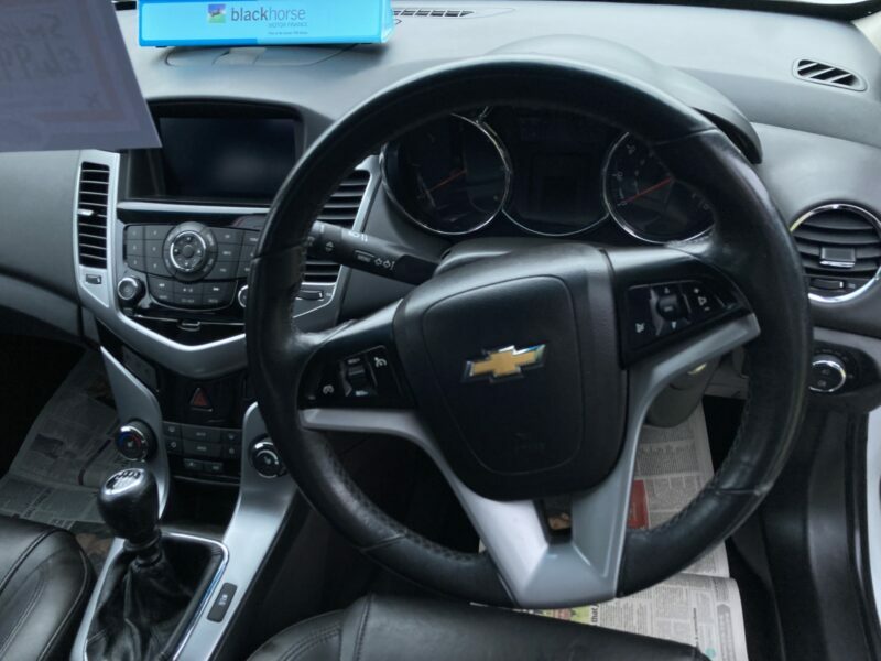 Chevrolet Cruze Hatchback AJ61CCK White #5