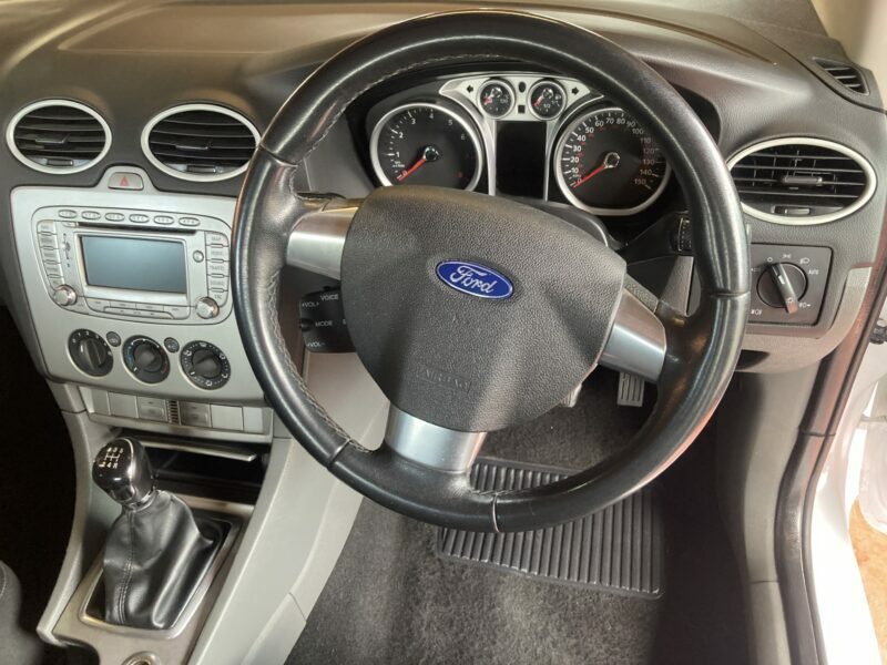 Ford Focus Hatchback MV61KFN White #5