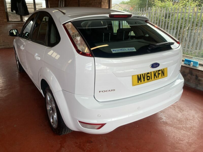 Ford Focus Hatchback MV61KFN White #2