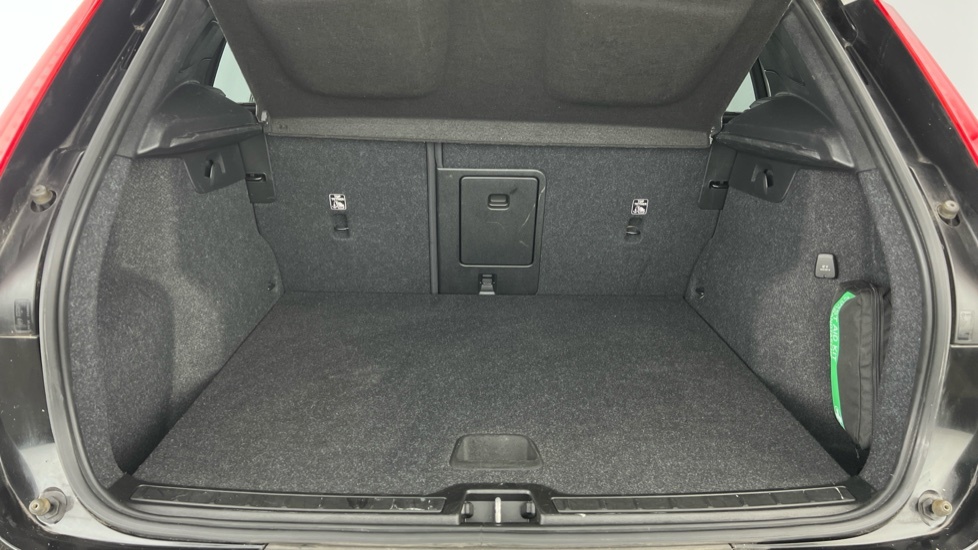 Volvo XC40 R-design T3 Panoramic Sunroof CU22KVG Black #5