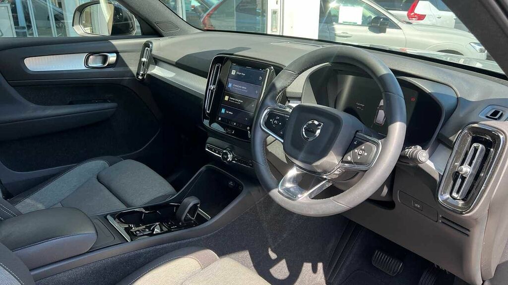 Volvo XC40 2.0 Plus, B3 Mild Hybrid, Dark #4