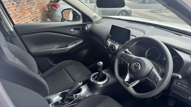 Nissan Juke 2022 1.0 Dig-t Acenta Suv DV22TXK White #3