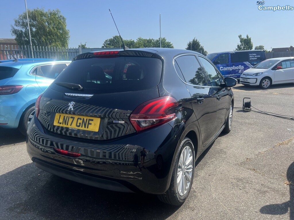 Peugeot 208 Hatchback 1.2 Puretech Allure 2017 Black #4