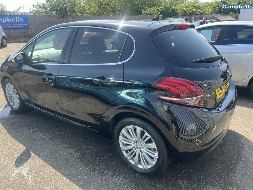 Peugeot 208 Hatchback 1.2 Puretech Allure 2017 Black #3