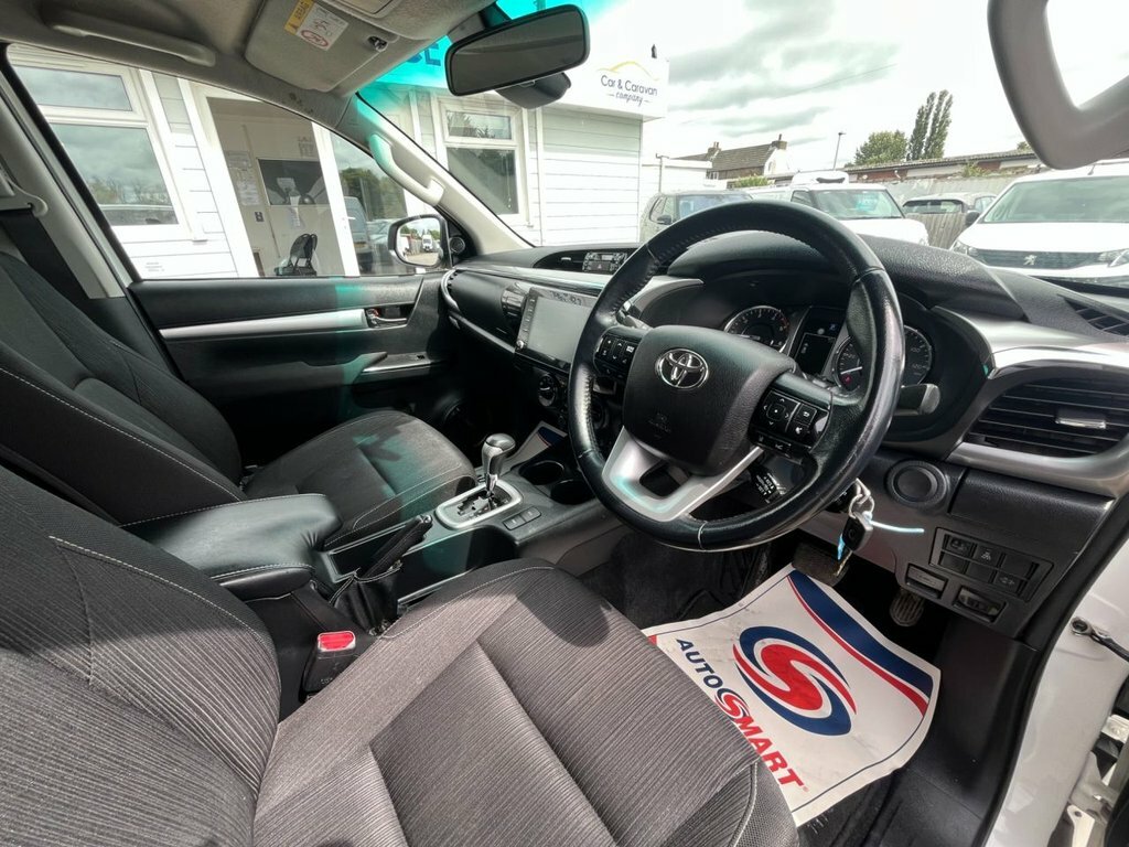 Toyota HILUX 2.4L Icon White #6