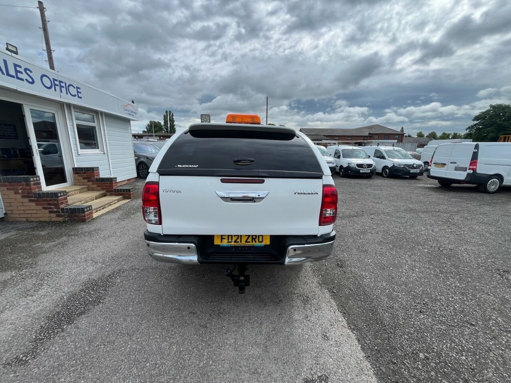 Toyota HILUX 2.4L Icon White