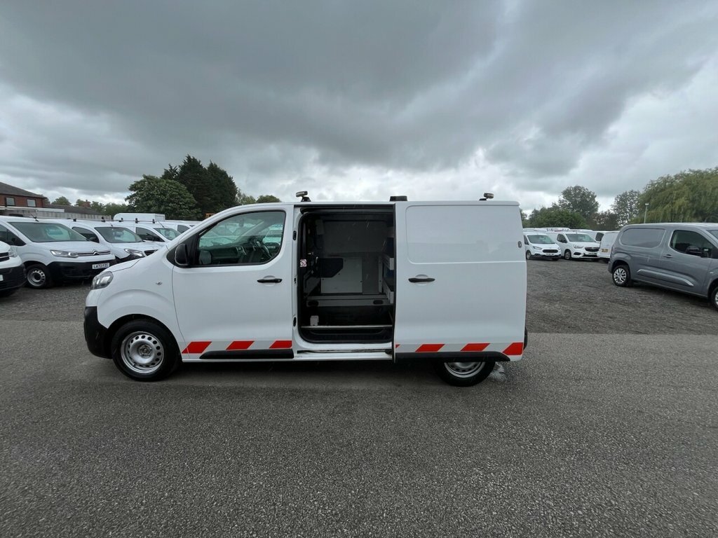 Vauxhall Vivaro 1.5L Edition FL69XJY White #5