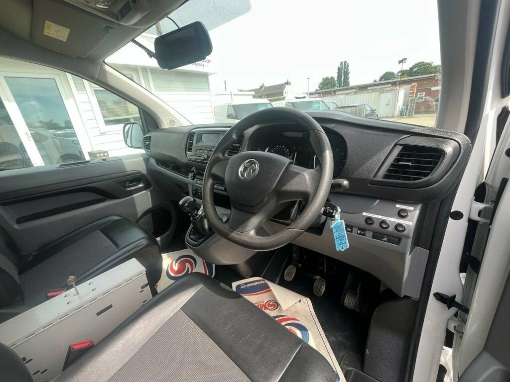 Vauxhall Vivaro 1.5L Edition FL69XFF White #4