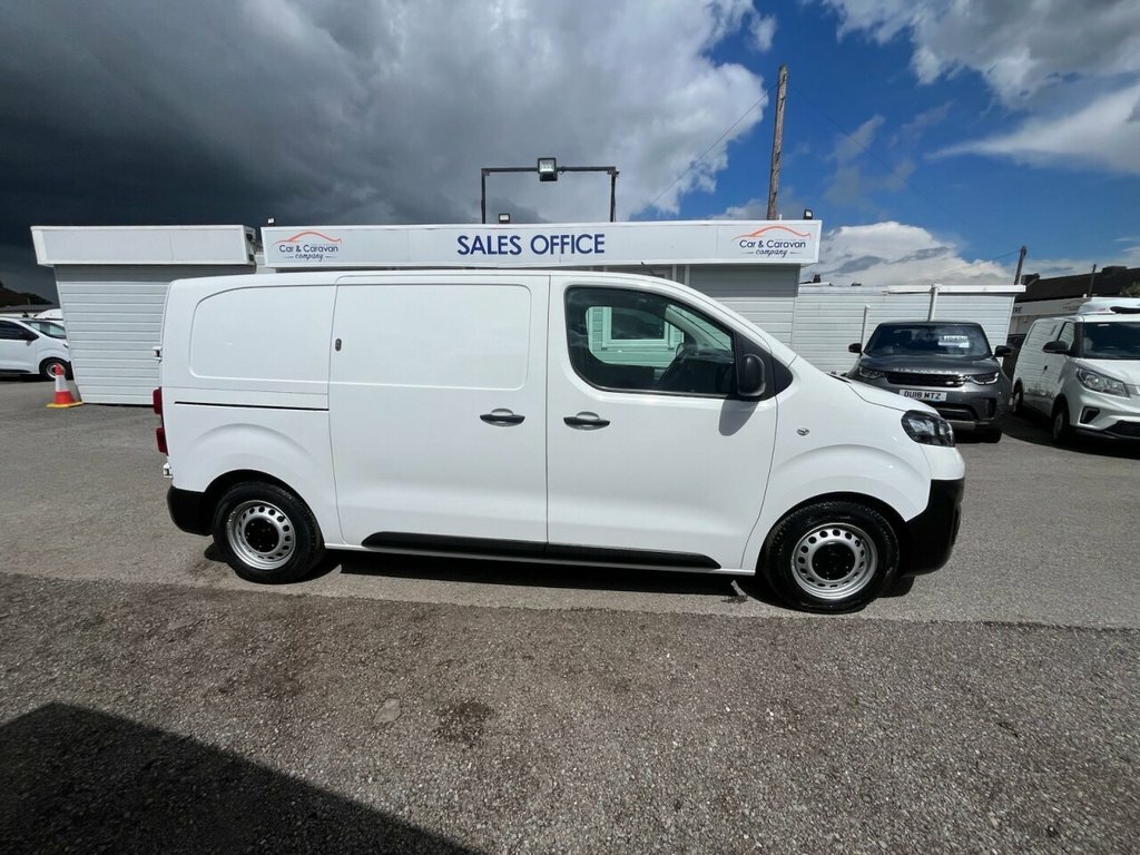 Vauxhall Vivaro Mpv VO22JGX White #2
