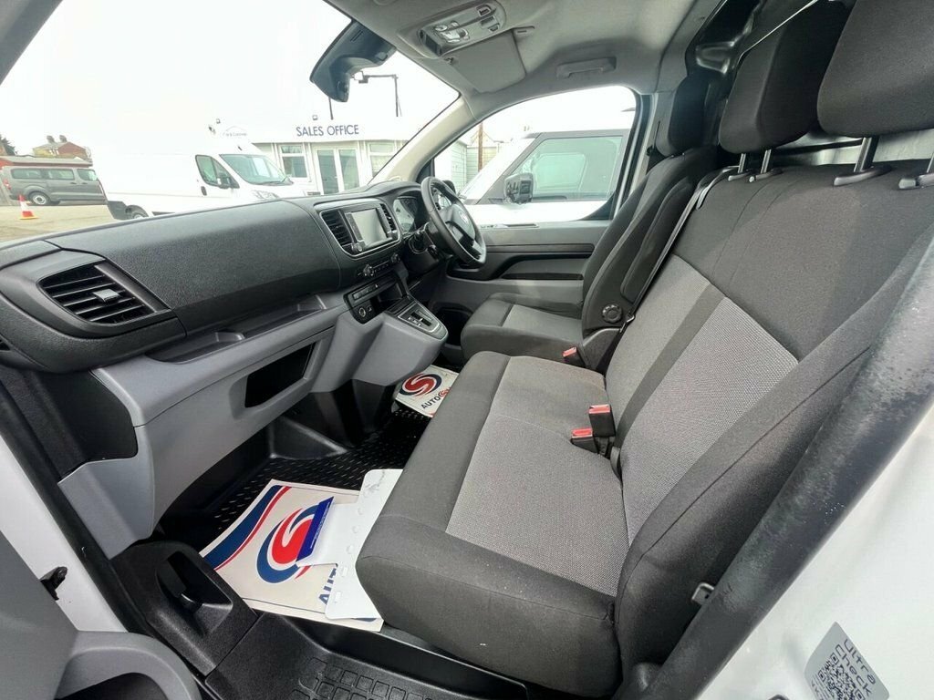 Vauxhall Vivaro Mpv VO22JGX White #5