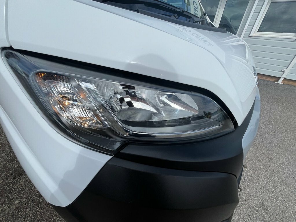 Peugeot Boxer 2.2L Professional Premium White #4