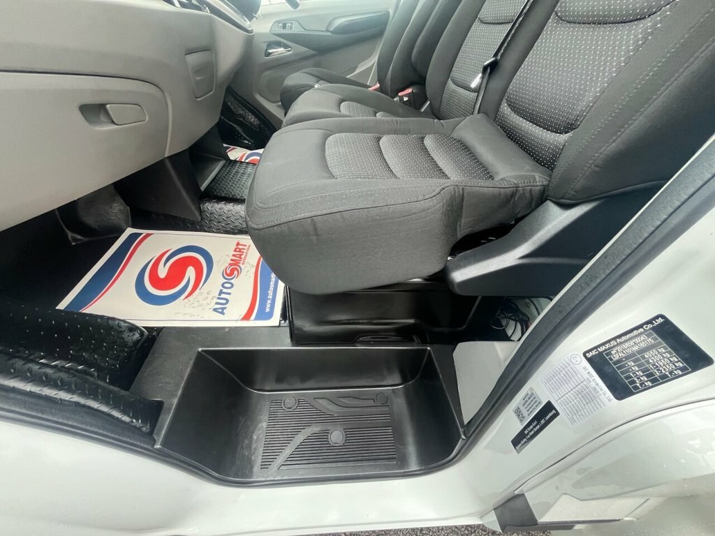 Maxus eDeliver 9 Panel Van White #7