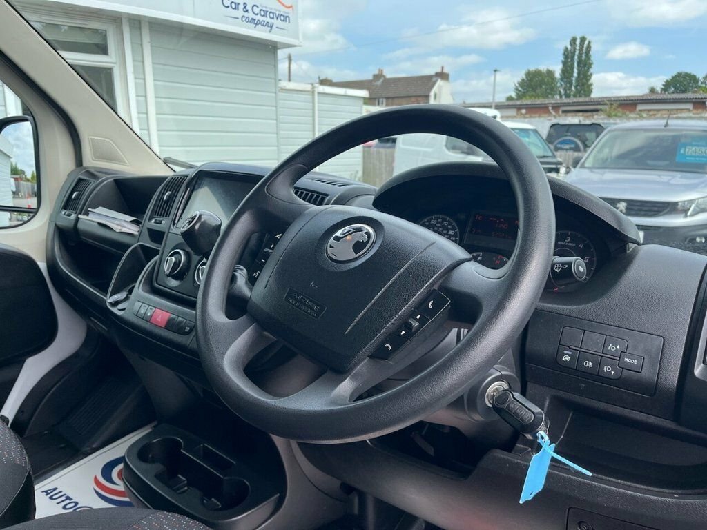 Vauxhall Movano 2L Prime DS72UEW White #6