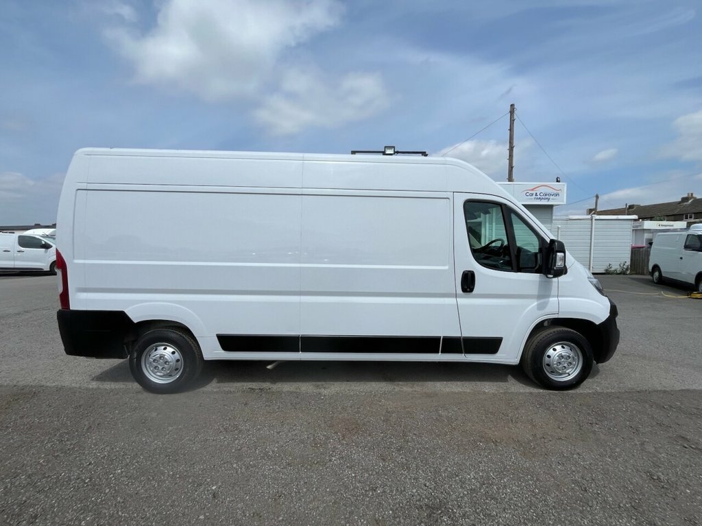 Vauxhall Movano 2L Prime White #2