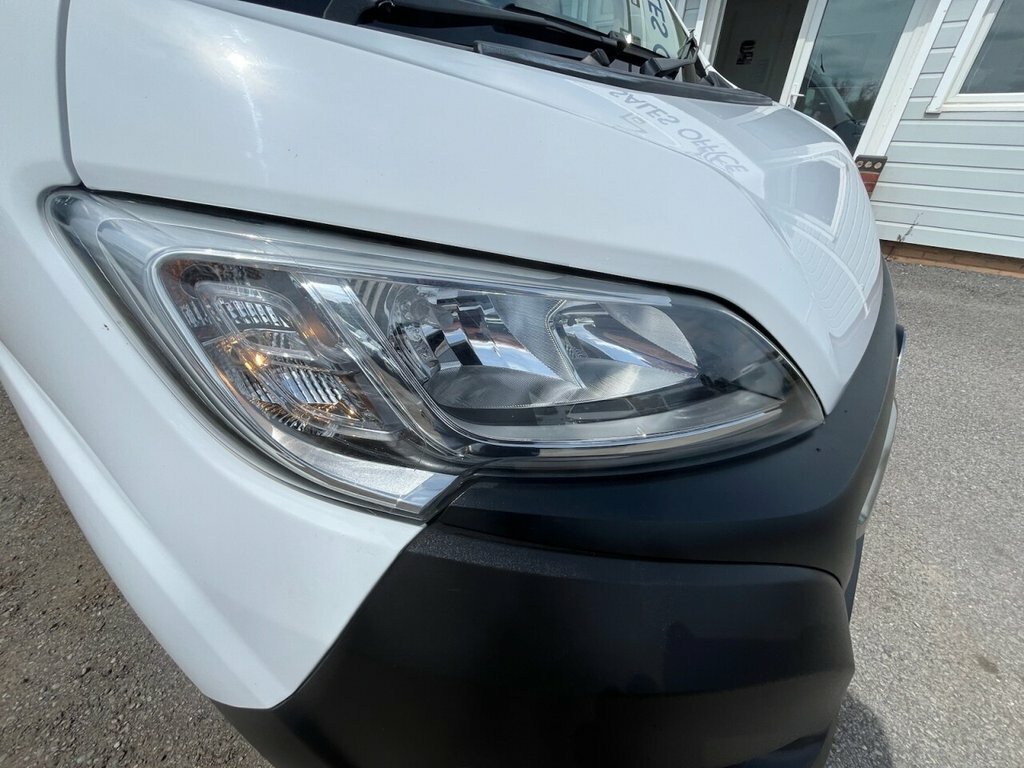 Vauxhall Movano 2L Prime White #4