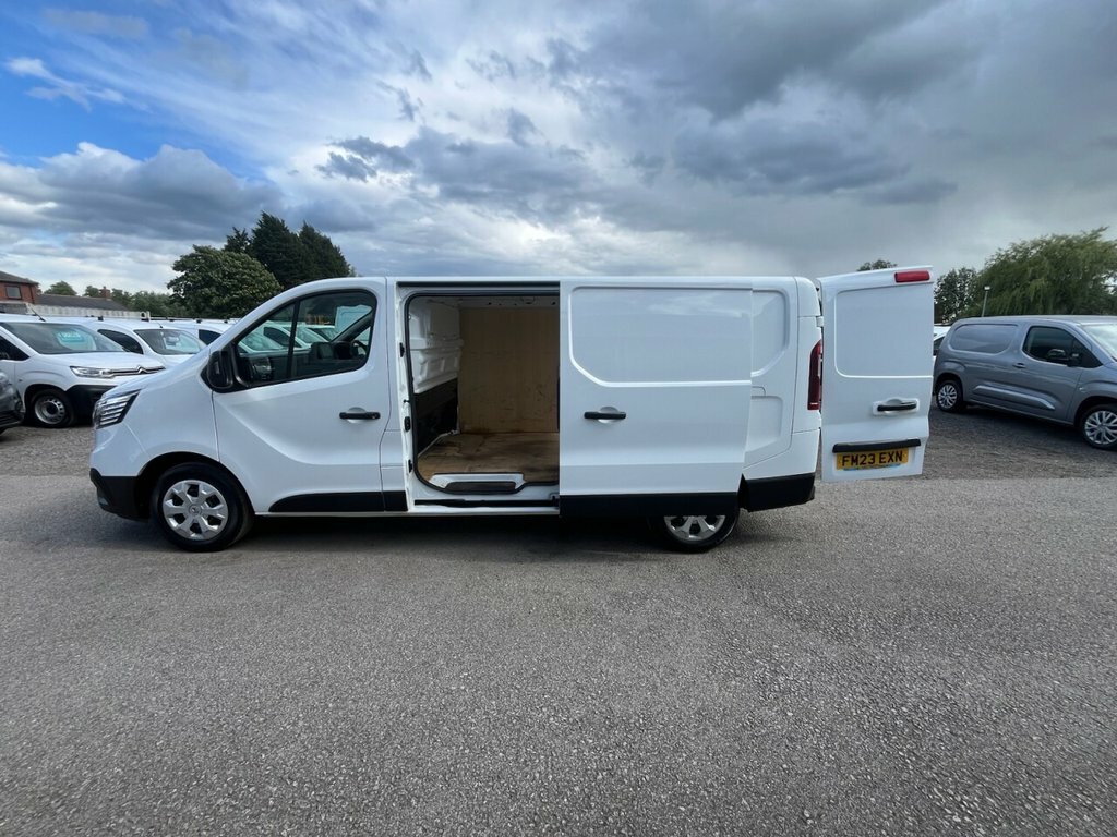 Renault Trafic 2L Advance White #6
