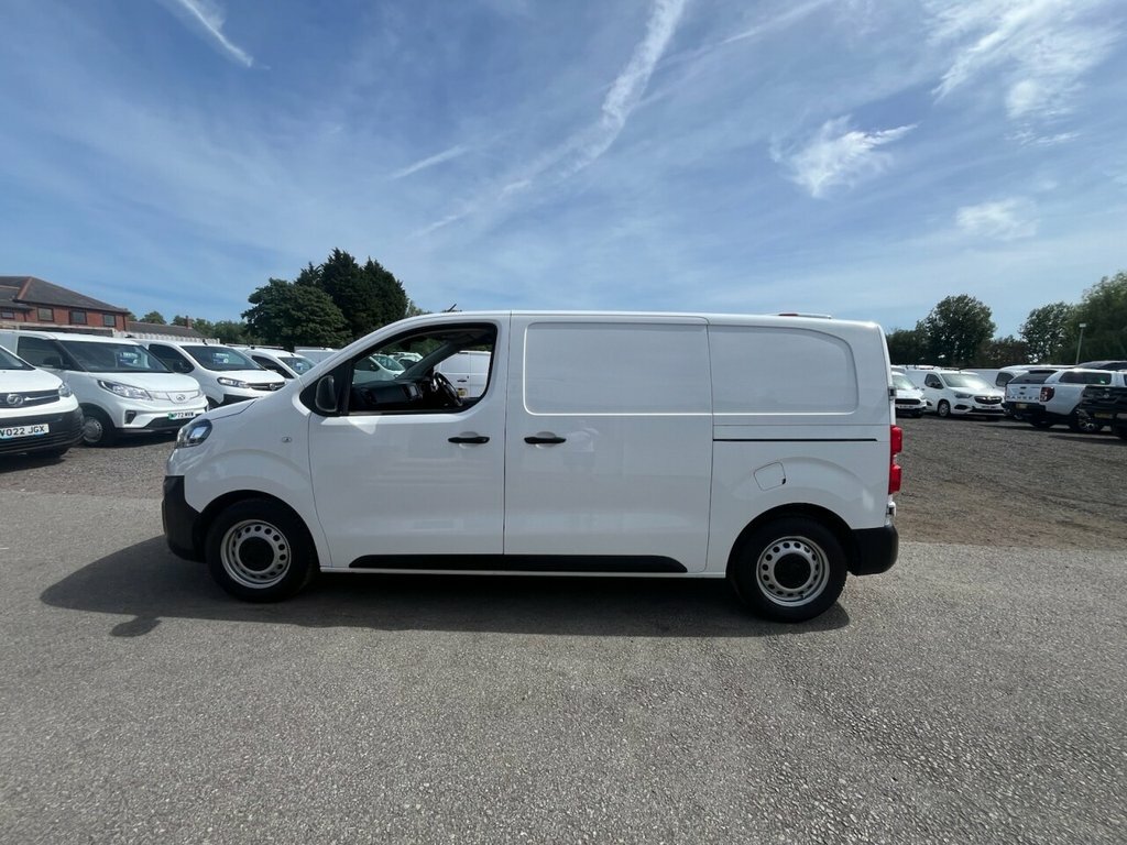 Vauxhall Vivaro 1.5L Dynamic 6Dr DY22KMJ White #4