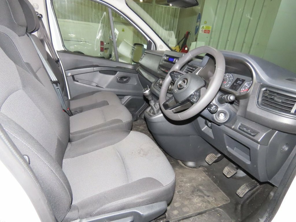 Nissan Primastar 2L Acenta White #6