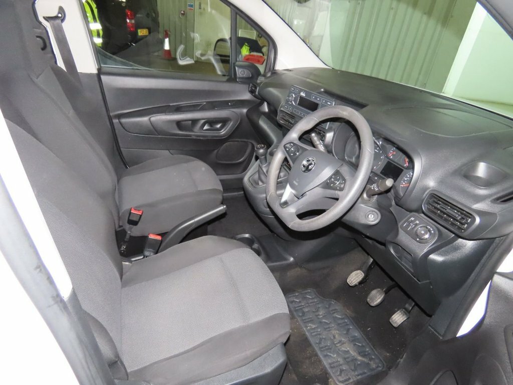 Vauxhall Combo 1.5L Edition White #6