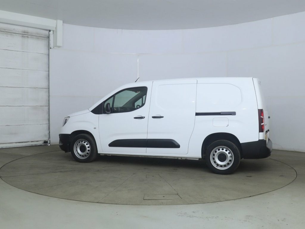 Vauxhall Combo 1.5L Dynamic White #4