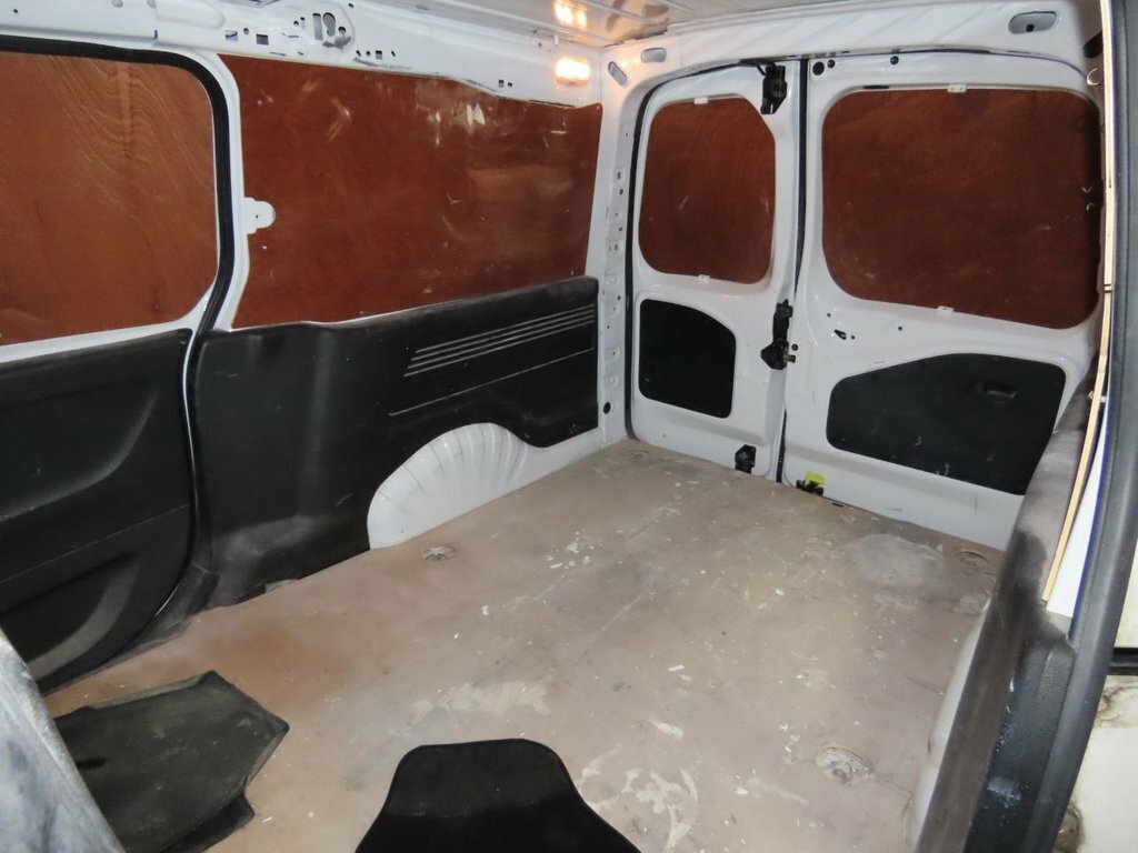 Vauxhall Combo 1.5L Dynamic White #6
