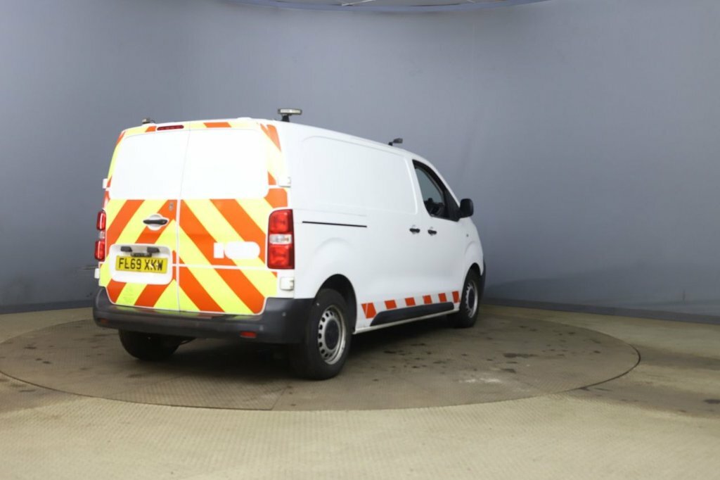 Vauxhall Vivaro 1.5L Edition White #6